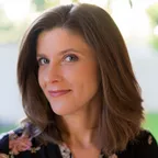 A smiling professional wellness expert providing a friendly and trustworthy presence for the buying guide.